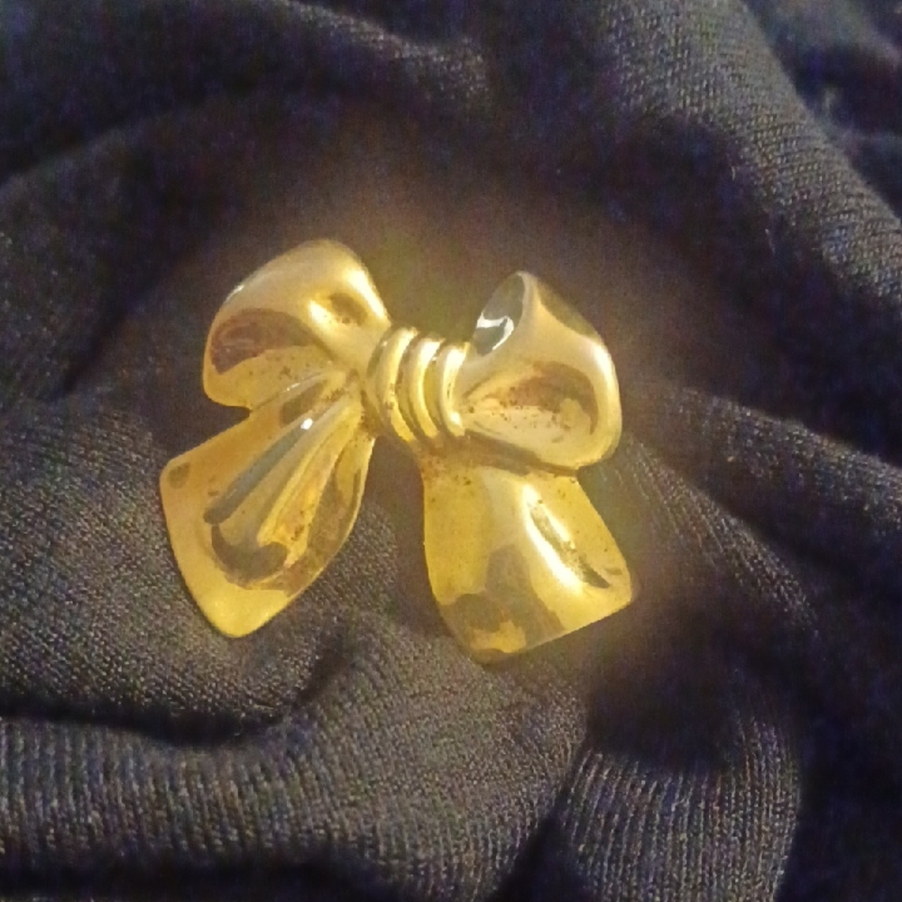 Elegant Gold Bow Brooch